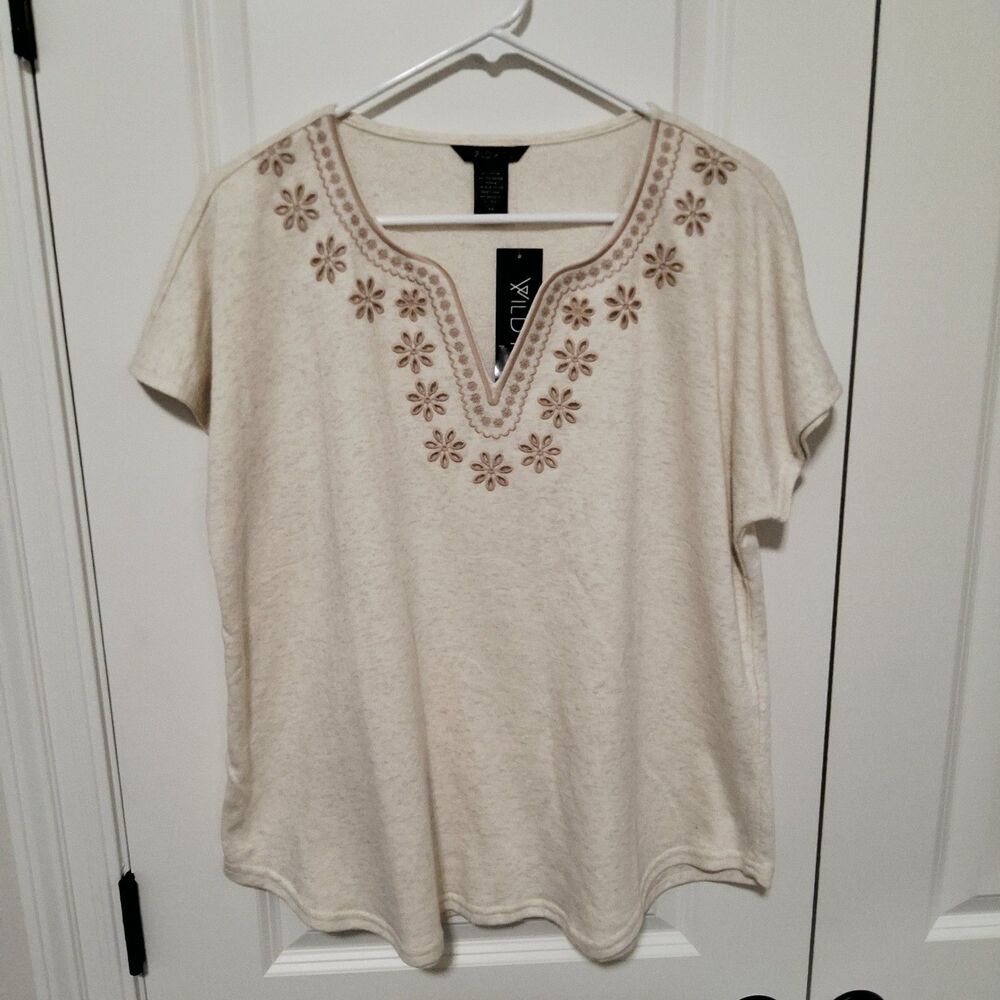 Wild Kiss Women's V-neck Beige Floral Trim Top Size 1X Plus Size Fashion